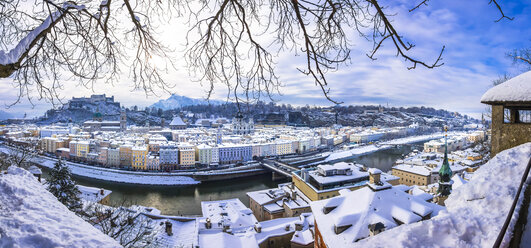 Österreich, Land Salzburg, Salzburg, Blick auf die Altstadt mit der Burg Hohensalzburg - AMF004053