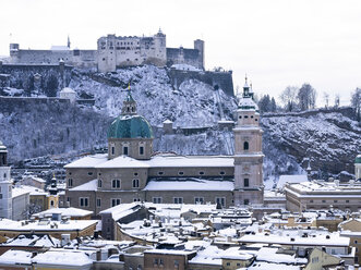 Österreich, Land Salzburg, Salzburg, Altstadt, Blick auf den Salzburger Dom und die Burg Hohensalzburg im Winter - AMF004055