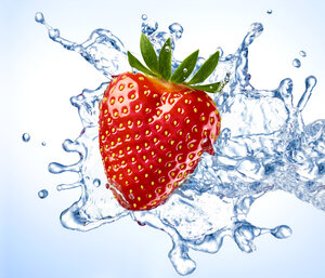 Erdbeere und Wasserspritzer - RAMF000060