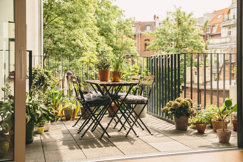 Bistro chairs and table on balcony with view in the yard - MFF001649