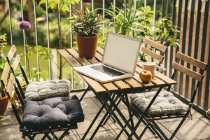 Laptop standing on table of balcony - MFF001650