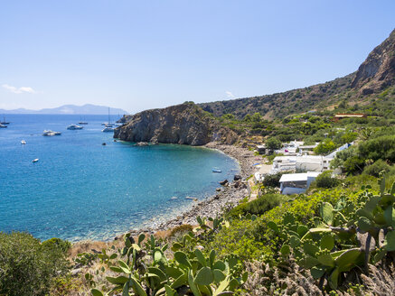 Sizilien, Äolische Inseln, Panarea, Blick auf die Bucht - AMF004059