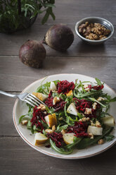 Teller mit Rote-Bete-Salat mit Rucola und Walnüssen - EVGF001833