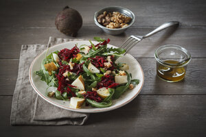 Teller mit Rote-Bete-Salat mit Rucola und Walnüssen - EVGF001834