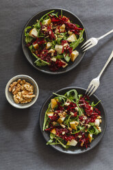 Zwei Schalen Rote-Bete-Salat mit Rucola und Walnüssen - EVGF001835