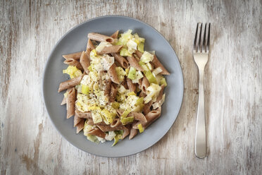 Dinkel-Vollkorn-Rigatoni mit Lauch-Sahnesauce auf dem Teller - EVGF001740