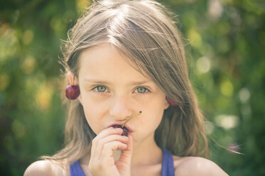 Portrait of girl eating cherries - SARF001833