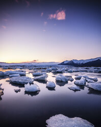 Island, Blick auf die Eislagune Jokulsarlon in der Dämmerung - SMAF000332
