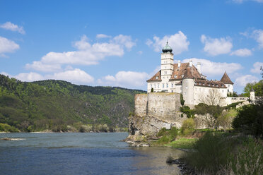 Austria, Lower Austria, Wachau, View of Schoenbuehel castle and Danube river - SIE006592