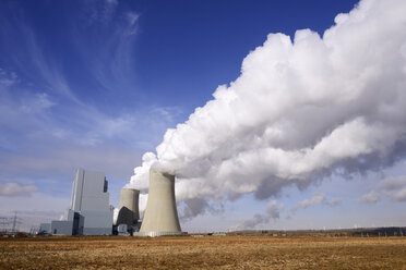 Deutschland, Grevenbroich, Blick auf das Braunkohlekraftwerk - GUFF000120