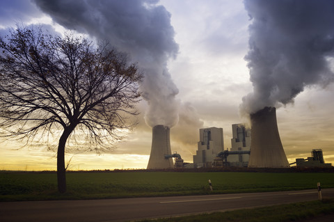 Deutschland, Grevenbroich, Blick auf das Braunkohlekraftwerk in der Morgendämmerung, lizenzfreies Stockfoto