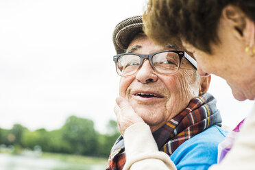 Porträt eines glücklichen älteren Mannes von Angesicht zu Angesicht mit seiner Frau - UUF004514