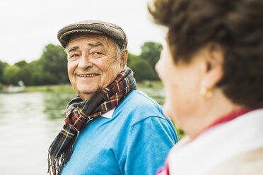 Porträt eines lächelnden älteren Mannes von Angesicht zu Angesicht mit seiner Frau - UUF004519