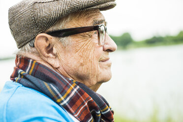 Profile of senior manon wearing glasses and cap - UUF004525