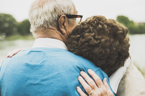 Ältere Frau mit Kopf auf der Schulter ihres Mannes, lizenzfreies Stockfoto