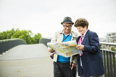 Senior couple looking at a map - UUF004550