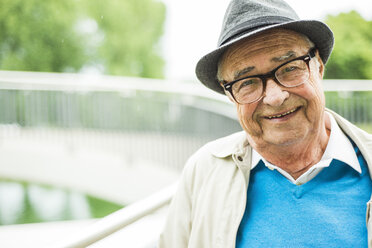Porträt eines lächelnden älteren Mannes mit Brille und Hut - UUF004559