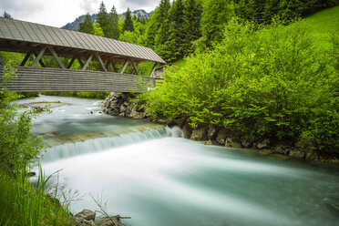 Deutschland, Bayern, Allgäu, Stillachtal, bei Oberstdorf, Stillach und überdachte Brücke - WGF000657