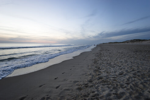 Frankreich, Lacanau-Ozean, Sonnenuntergang am Strand - MYF001012