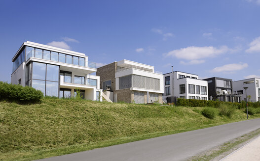 Deutschland, Dortmund, Moderne Einfamilienhäuser, Neubaugebiet Phoenix-See - GUFF000123