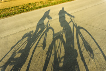 Schatten eines Paares auf Fahrrädern - UUF004566