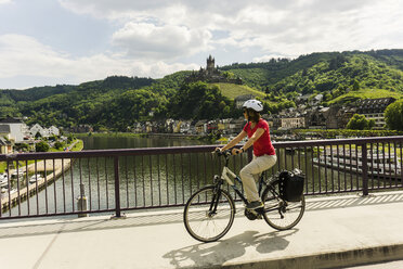 Deutschland, Cochem, Radfahrer beim Überqueren der Moselbrücke - UUF004568