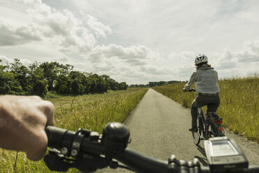 Paar fährt Fahrrad auf dem Lande - UUF004575