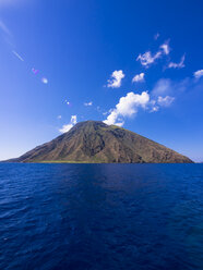 Italien, Sizilien, Äolische Inseln, Blick auf Isola Stromboli - AMF004065