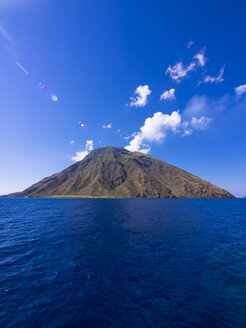 Italien, Sizilien, Äolische Inseln, Blick auf Isola Stromboli - AMF004065