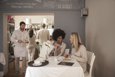 Zwei Freunde treffen sich im Cafe - ZEF006644