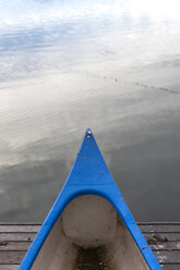 Bug eines Kanus mit See im Hintergrund - ZEF005720