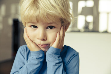 Portrait of little boy with head in his hands - MFF001660