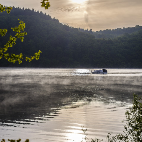 Deutschland, Hessen, Waldeck, Edersee, Boot und Morgennebel, lizenzfreies Stockfoto