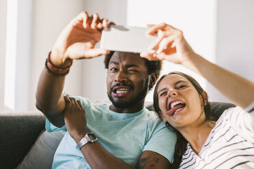 Glückliches junges Paar, das sich mit einem Smartphone fotografiert - EBSF000688