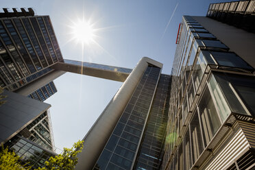 Deutschland, München, SkyLounge und Bürogebäude in der Sonne - FCF000689