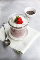 Vegan strawberry chia pudding - EVGF001746