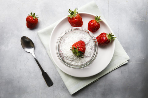 Veganer Erdbeer-Chia-Pudding, lizenzfreies Stockfoto