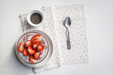 Vegan strawberry chia pudding - EVGF001750