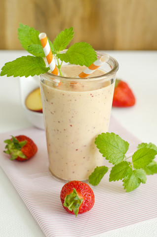Glas Nektarinen-Erdbeer-Smoothie, lizenzfreies Stockfoto