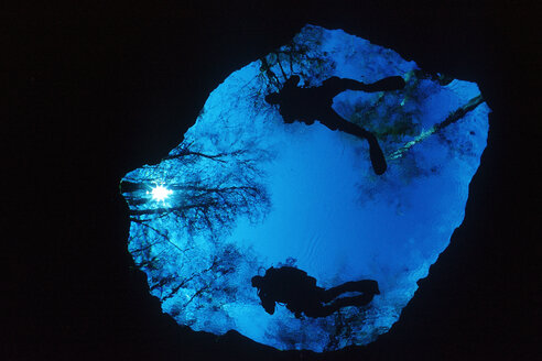 USA, Florida, High Springs, Höhlentaucher betritt Teufelsauge in Ginnie Springs - YRF000079