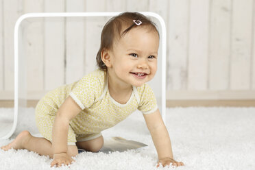 Smiling baby girl on all fours - DRF001651