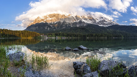 Deutschland, Bayern, Grainau, Wettersteingebirge, Eibsee mit Zugspitze - STSF000794