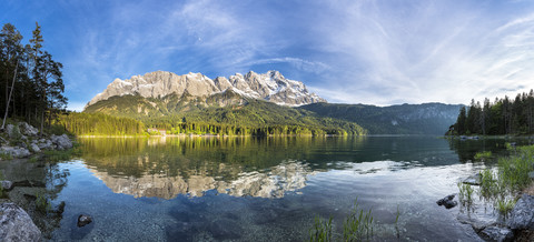 Deutschland, Bayern, Grainau, Wettersteingebirge, Eibsee mit Zugspitze, lizenzfreies Stockfoto