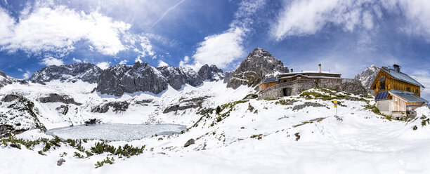 Austria, Tyrol, Mieminger Range, , View to Coburger Huette mountain shelter and Lake Drachensee - STSF000801