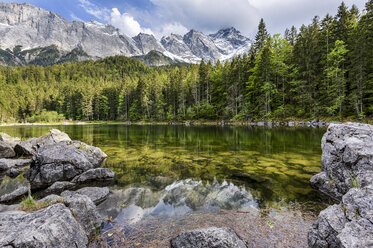 Deutschland, Bayern, Grainau, Wettersteingebirge, Frillensee mit Zugspitze - STSF000804