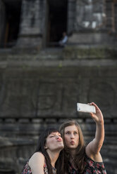 Deutschland, Koblenz, Deutsches Eck, verspielte Touristen machen ein Selfie am Kaiser-Wilhelm-Denkmal - PAF001422