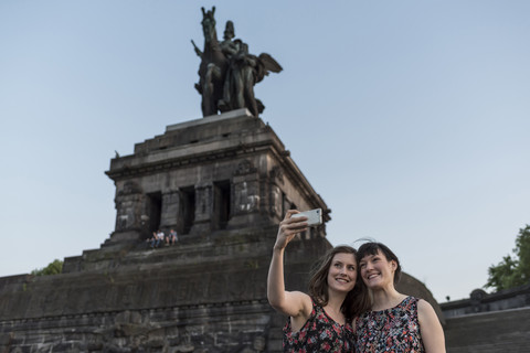Deutschland, Koblenz, Deutsches Eck, Touristen machen Selfie am Kaiser-Wilhelm-Denkmal, lizenzfreies Stockfoto