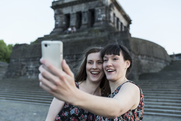 Deutschland, Koblenz, Deutsches Eck, Touristen machen Selfie am Kaiser-Wilhelm-Denkmal - PAF001428