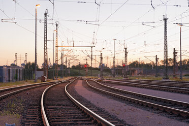 Deutschland, Hamburg, Bahnstrecke mit Oberleitung - MSF004623