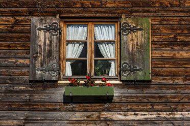 Deutschland, Bayern, Schaeftlarn, Fenster mit Blumenkasten eines Bauernhauses - TC004694